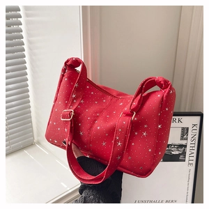Sac fourre-tout rouge en toile avec étoiles blanches et rivets argentés grande taille
