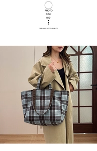 Sac fourre-tout à carreaux style britannique porté par un mannequin en trench-coat