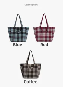 Gros plan de trois sacs fourre-tout à carreaux bleus, rouges et café de style anglais