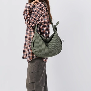 Borsa hobo in nylon a scacchi verde scuro con dettaglio nodo elegante sulla tracolla