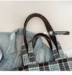 Détails des poignées en tissu marron confortable sur un sac cabas à carreaux vintage