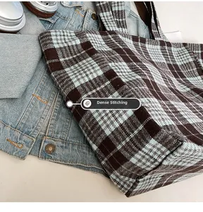 Détail montrant les coutures fines sur le sac fourre-tout en laine à carreaux