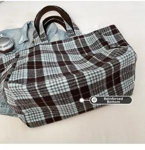 Détail du sac cabas vintage à carreaux avec fond renforcé et motif écossais bleu