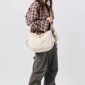 Borsa a tracolla minimalista in nylon beige a forma di mezzaluna con coulisse regolabile