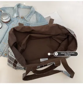 Structure interne du sac cabas à carreaux bleu et marron offrant un grand espace