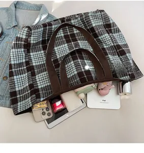 Vue intérieure montrant la grande capacité du sac cabas à carreaux contenant un iPad