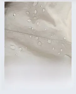 Makroaufnahme von Wassertropfen auf dem wasserfesten Nylongewebe der Tragetasche