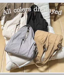 Detailansicht der Falten-Schultertaschen in Creme, Schwarz, Grau und Khaki