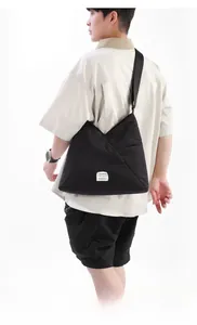 Grande borsa a tracolla in nylon nero con ampia capacità e design geometrico moderno