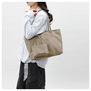 Gros plan d'un sac cabas en nylon kaki avec son petit porte-monnaie zippé assorti