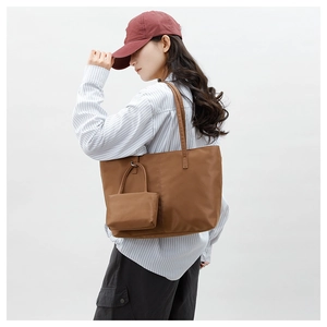 Grand sac cabas en nylon marron caramel avec une petite pochette amovible sur la bandoulière