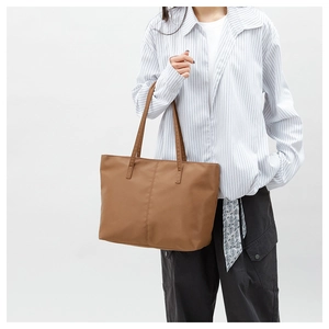 Sac fourre-tout marron en nylon avec coutures verticales et longues anses de ville
