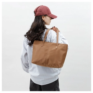 Sac fourre-tout marron en nylon avec coutures verticales et anses tissées solides