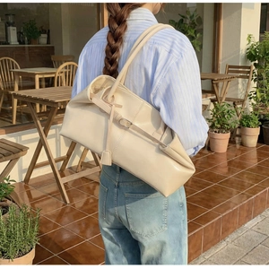 Détail d'un sac cabas minimaliste blanc cassé en cuir synthétique mat de haute qualité