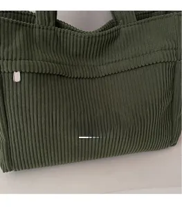Détail du sac fourre-tout en velours côtelé vert olive avec poche latérale zippée