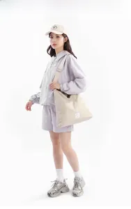 Vista dettagliata della borsa a mezzaluna beige grande con tracolla larga regolabile