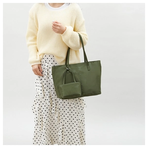 Gros plan du sac cabas en nylon vert olive avec sa mini pochette et sa fine bandoulière