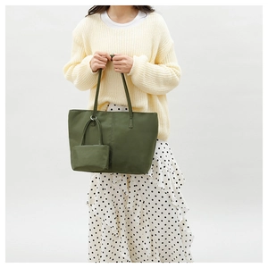 Détail du sac cabas en nylon vert foncé avec mini porte-monnaie assorti et fines bandoulières