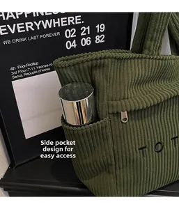 Détail de la poche latérale du cabas en velours côtelé vert foncé avec gourde