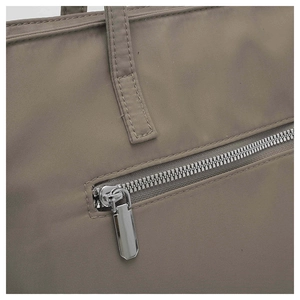Détail de la fermeture éclair argentée et tissu nylon du sac fourre-tout taupe