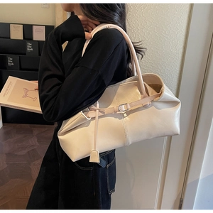 Détail du grand sac cabas beige minimaliste en cuir avec boucle et grande capacité