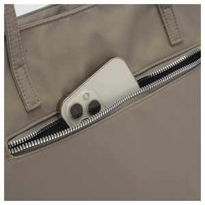 Vue détaillée de la poche latérale zippée du sac fourre-tout en nylon avec un smartphone