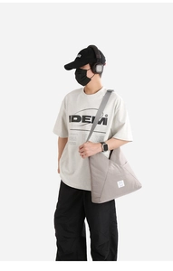 Dettaglio della borsa tote grigia in nylon ad alta capacità con tracolla larga