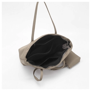 Vue intérieure du sac cabas en nylon kaki avec plusieurs compartiments zippés et des poches