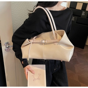 Vue détaillée du grand sac cabas en cuir verni crème avec boucle sur mannequin