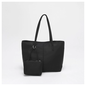 Sac fourre-tout minimaliste en nylon noir avec une petite pochette assortie pour le quotidien