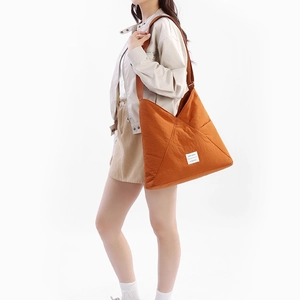 Grande borsa tote in nylon arancione-marrone con cuciture geometriche e design minimalista
