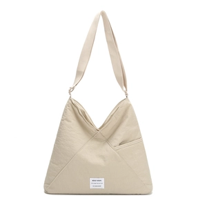 Borsa tote minimalista in nylon beige crema con tracolla larga e regolabile