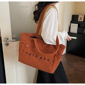 Détail du sac cabas en velours côtelé avec broderie de lettres et fermeture éclair