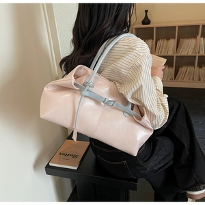 Vue détaillée du grand sac cabas en cuir rose avec des anses contrastées bleu clair
