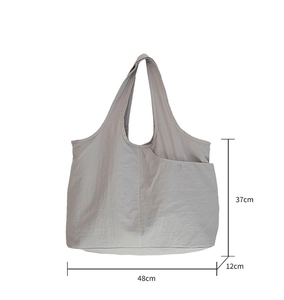 Plan détaillé des dimensions du grand sac fourre-tout gris avec une largeur de 48 cm et 37 cm
