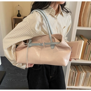 Détail du grand sac cabas rose pâle avec anses bleues et surpiqûres élégantes