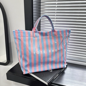 Grand sac cabas à rayures roses et bleues avec lettrage TOTE BAG blanc sur décor minimal