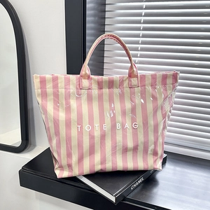 Sac fourre-tout à rayures roses et blanches au fini brillant sur fond élégant