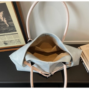Détail de l'intérieur du sac fourre-tout avec fermoir magnétique et poches