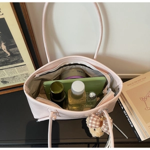 Dettaglio borsa shopper rosa con interno spazioso per tablet e articoli personali