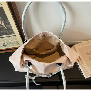 Vue de dessus de l'intérieur spacieux avec fermoir magnétique et poche zippée du sac fourre-tout