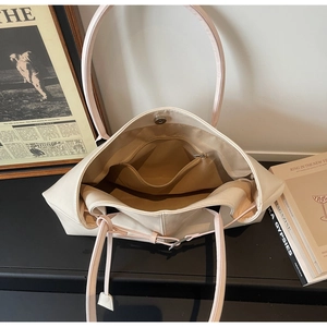 Détail de l'intérieur du cabas crème avec poche zippée et fermeture aimantée pratique