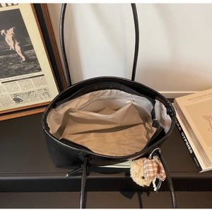 Vista dall'alto dell'interno della grande borsa tote nera con fodera e tasca interna