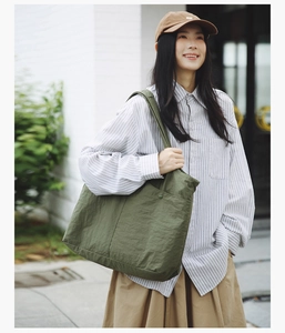 Détail du sac cabas en nylon vert olive doté d'une poche avant avec fermeture à pression