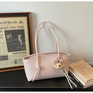 Borsa Tote da Donna a Grande Capacità in Pelle PU Borsa a Tracolla Texture Pieghettata Borsa da Pendolare Con Ciondolo a Orsetto Tinta Unita