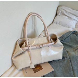 Sac fourre-tout minimaliste en cuir verni beige brillant avec bandoulière pour femmes