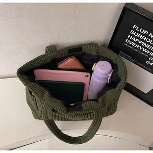 Vue de dessus d'un sac cabas en velours côtelé montrant sa grande capacité de rangement