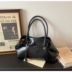 Sac fourre-tout noir brillant minimaliste avec détail de boucle de ceinture chic