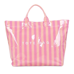 Grand sac cabas à rayures roses et fini brillant imperméable sur un fond blanc impeccable