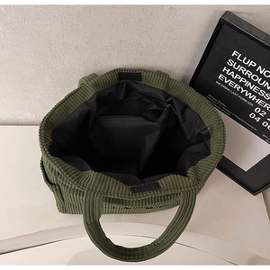Vue de dessus du sac cabas en velours côtelé montrant l'intérieur spacieux et la poche zippée